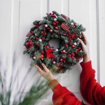 menggantung dekorasi Natal di pintu