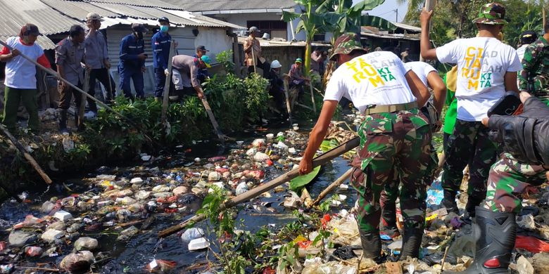 Sampah yang memenuhi Kali Bahagia atau Kali Busa di Kelurahan Bahagia, Kecamatan Babelan, Kabupaten Bekasi dibersihkan, Kamis (1/8/2019).
