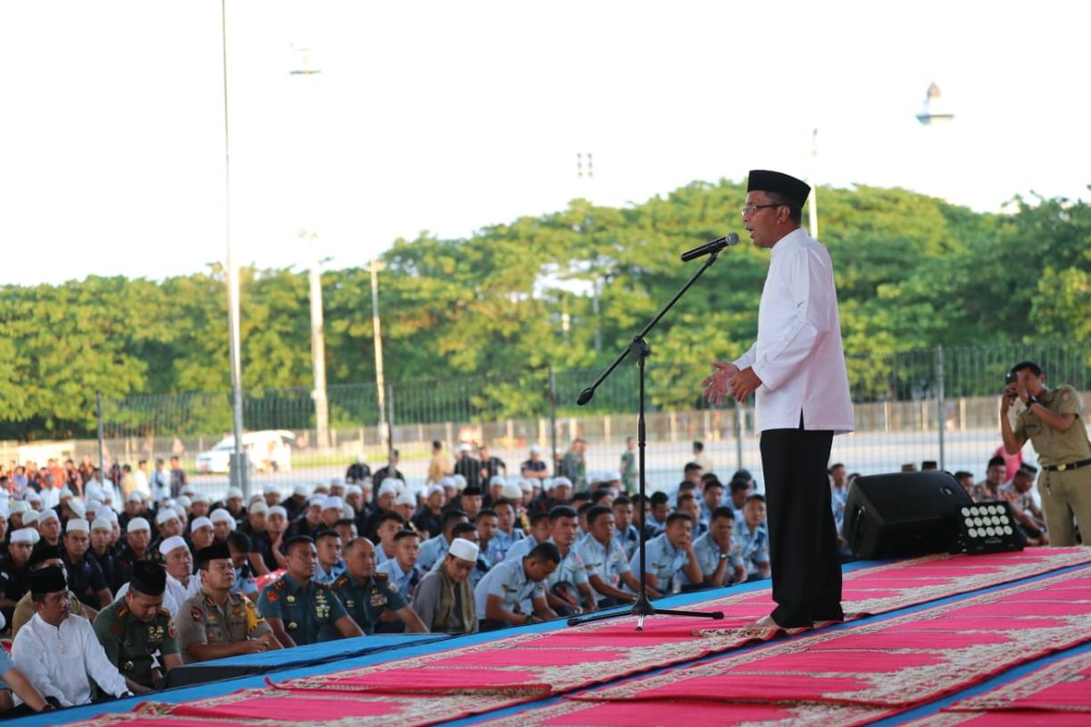 Wali Kota Makassar Mohammad Ramdhan ?Danny? Pomanto saat silaturrahmi kebangsaan TNI dan Polri, Parpol, ASN, dan Masyarakat yang dirangkaikan dengan buka puasa bersama, di Tribun Lapangan Karebosi, Selasa (7/5/2019).

 