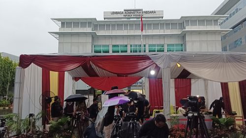 Hujan Deras Guyur TPS Jokowi Jelang Pencoblosan 
