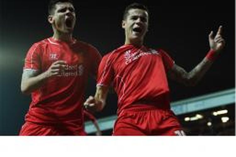 Gelandang Liverpool Philippe Coutinho (kanan) melakukan selebrasi dan mendapat sambutan dari rekannya, Dejan Lovren, usai mencetak gol ke gawang Blackburn Rovers pada laga ulangan perempat final Piala FA di Ewood Park, Rabu (8/4/2015).