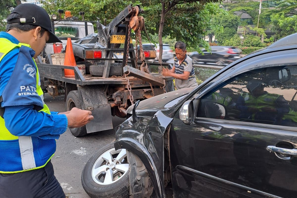 Mobil menabrak separator busway di Jalan S Parman, Palmerah, Jakarta Barat, Senin (22/5/2023). 