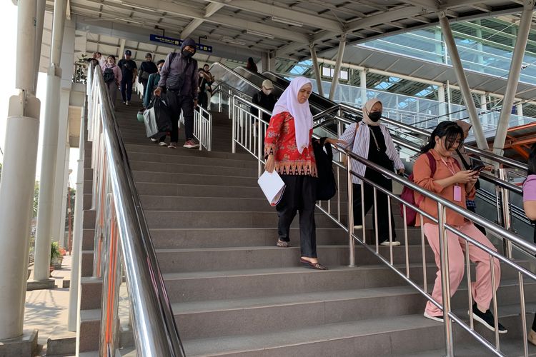 Tangga manual di Stasiun Bekasi, Rabu (18/10/2023). Tangga ini menjadi akses turunnya pengguna KRL karena eskalator masih dalam perbaikan.