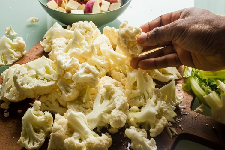 Illustration of cauliflower or cauliflower that has been cut into pieces.