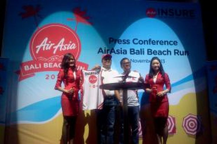 CEO Air Asia Indonesia Dharmadi dan Promotor Bali Beach Run 2013 Hendra Lapusa saat membuka kegiatan tersebut. Kegiatan ini setidaknya akan diikuti oleh 1.500 peserta baik dari dalam maupun luar negeri.