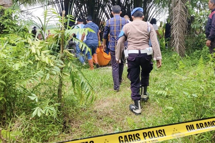 Proses evakuasi siswi SMA yang menjadi korban pembunuhan, Rabu (17/9/2025).