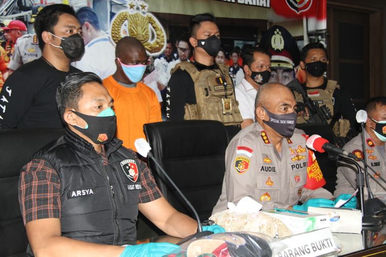Suasana konferensi pers penangkapan pelaku pembunuhan warga negara Nigeria di salah satu apartemen di kawasan Jakarta Barat. Konferensi diselenggaraan pada Selasa (27/10/2020)
