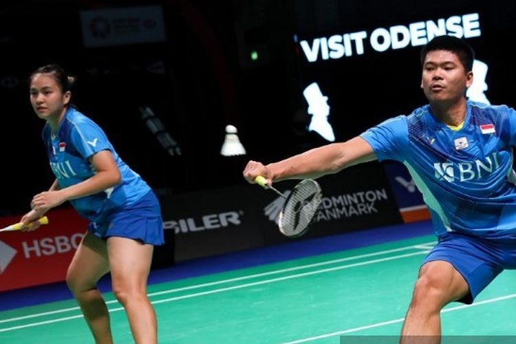 Pasangan ganda campuran Indonesia, Praveen Jordan/Melati Daeva, saat bertanding di perempat final Denmark Open 2021, 22 Oktober 2021.