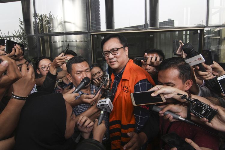 Direktur Operasional Lippo Group Billy Sindoro mengenakan rompi tahanan seusai menjalani pemeriksaan di gedung KPK, Jakarta, Selasa (16/10/2018). KPK resmi menahan Billy Sindoro terkait kasus dugaan suap perizinan proyek pembanguan Meikarta.