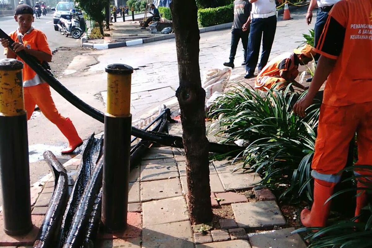 Kulit kabel masih ditemukan di dalam gorong-gorong di Jalan Gatot Subroto, tepatnya tak jauh dari Menara Jamsostek, di Kuningan Barat, Mampang Prapatan, Jakarta Selatan, Minggu (5/3/2017).