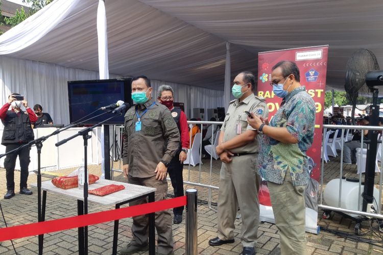 Ketua Pelaksana Harian Sub Gugus Tugas Percepatan Penanganan Covid-19 BIN Brigjen TNI Irwan Mulyana dalam peninjauan rapid dan swab test massal di GOR Sunter, Jakarta Utara, Senin (20/7/2020)