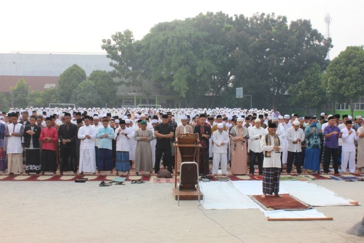 Ribuan santri, pengajar dan masyarakat melaksanakan salat minta hujan di Ponpes Dar El Hikmah Pekanbaru, Riau, Sabtu (24/8/2019).