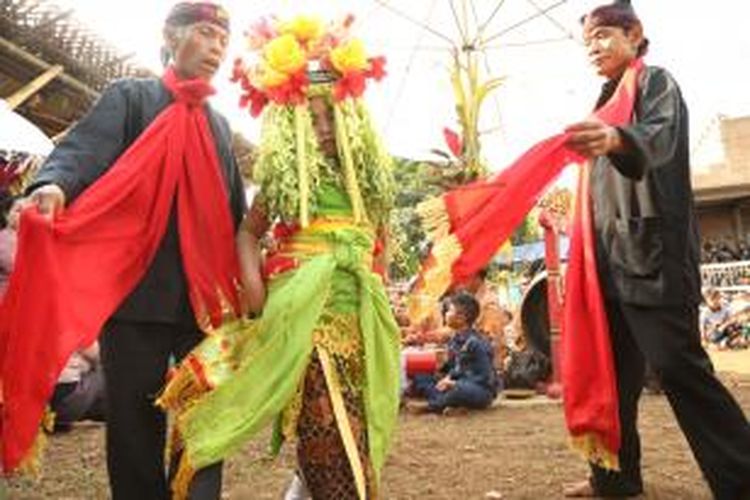 Fidyah Yuliaty, siswi kelas 3 SDN 1 Glagah terpilih sebagai penari Seblang pada ritual Seblang Olehsari yang diadakan selama 7 hari berturut-turut pada bulan Syawal oleh warga Desa Olehsari, Kecamatan Glagah, Kabupaten Banyuwangi, Jawa Timur.