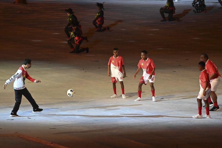 Presiden Joko Widodo (kiri) bermain bola dengan sejumlah pengisi acara saat Upacara Pembukaan PON Papua di Stadion Lukas Enembe, Kompleks Olahraga Kampung Harapan, Distrik Sentani Timur, Kabupaten Jayapura, Papua, Sabtu (2/10/2021). ANTARA FOTO/Nova Wahyudi/wsj.