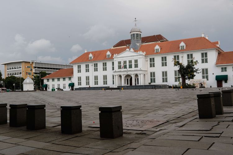 Kawasan wisata Kota Tua, Jakarta, terlihat sepi pengunjung, Senin (16/3/2020). Pemprov DKI Jakarta memutuskan menutup 24 tempat wisata di Jakarta mulai Sabtu (14/3/2020) hingga dua pekan ke depan sebagai upaya pencegahan menyebarnya virus corona (Covid-19).