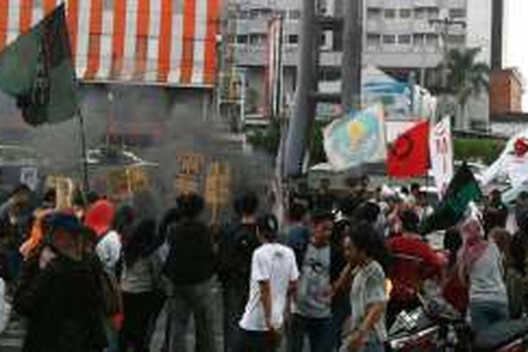 Ratusan massa SMI berunjuk rasa memperingati Hardiknas di Medan, Senin (2/5/2016)