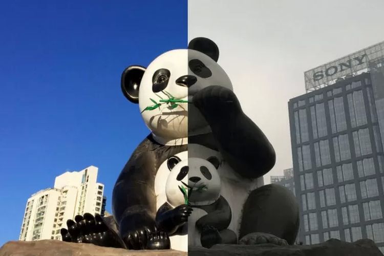 Patung panda di Beijing pada hari yang cerah dan hari dengan polusi udara tinggi pada tahun 2017.