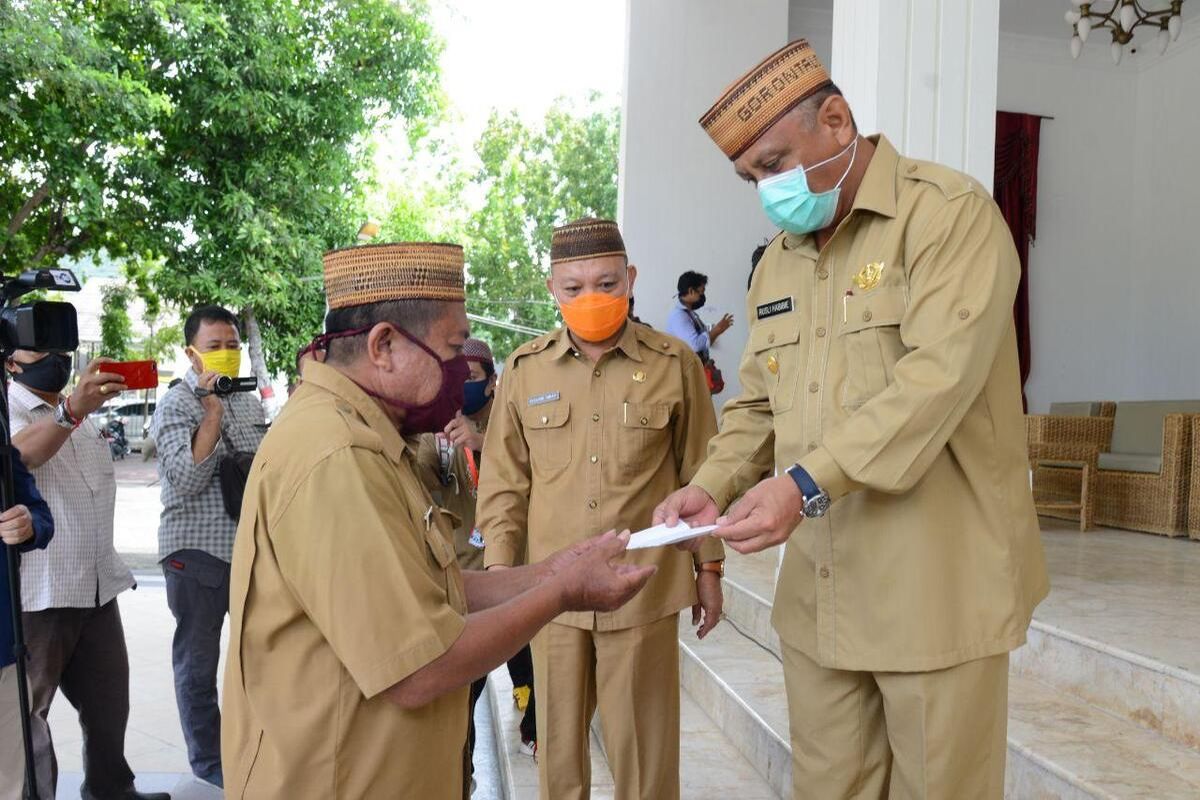 Gubernur Gorontalo Rusli Habibie saat menyerahkan secara simbolis THR pada perwakilan PNS di pemerintahan Provinsi Gorontalo. Semua gaji dan tunjangan PNS selama ini dibayarkan langsung ke rekening istri pegawai.