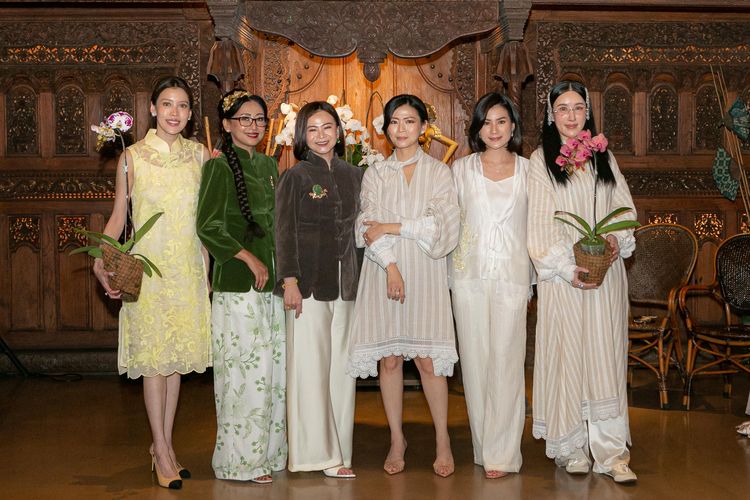Koleksi Raya SISSAE x Eva Margawaty bertema Anggrek