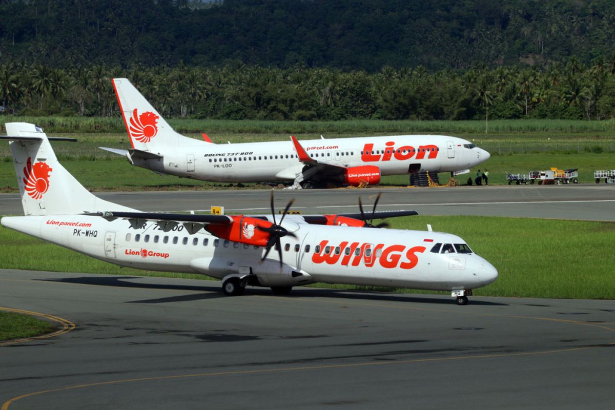 Pesawat Wings Air yang baru tiba di bandara Jalaluddin Tantu Gorontalo membawa peralatan untuk mengevakuasi pesawat Lion Air yang tergelincir di belakangnya belakang