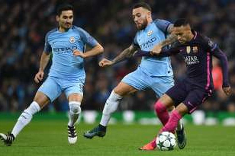 Striker FC Barcelona, Neymar (kanan), mendapatkan penjagaan dari dua pilar Manchester City, Ilkay Guendogan (kiri) dan Nicolas Otamendi (tengah), dalam partai Liga Champions di Stadion Etihad, Selasa (1/11/2016) waktu setempat.