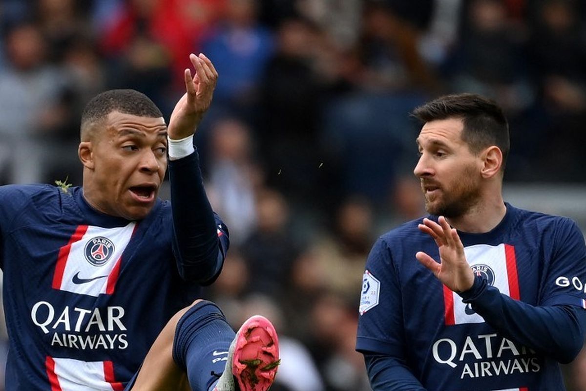 Kylian Mbappe dan Lionel Messi kala beraksi dalam laga pekan ke-33 Liga Perancis 2022-2023 antara PSG vs Lorient di Stadion Parc des Princes, 30 April 2023. Artikel ini berisi link live streaming PSG vs Ajaccio, laga pekan ke-35 Liga Perancis 2022-2023, Minggu (14/5/2023) dini hari WIB. (Foto oleh FRANCK FIFE / AFP)