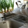 10 Hal yang Sebaiknya Tidak Disimpan di Bawah Bak Cuci Piring