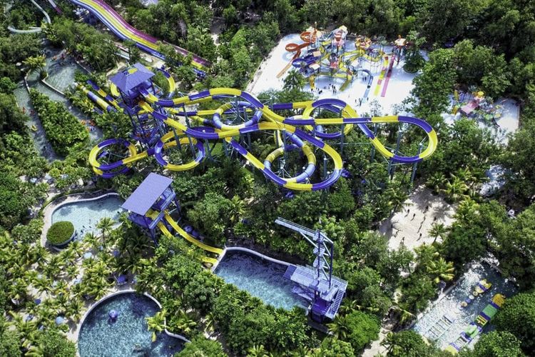 Tube water slide terpanjang di dunia di ESCAPE Theme Park, Malaysia