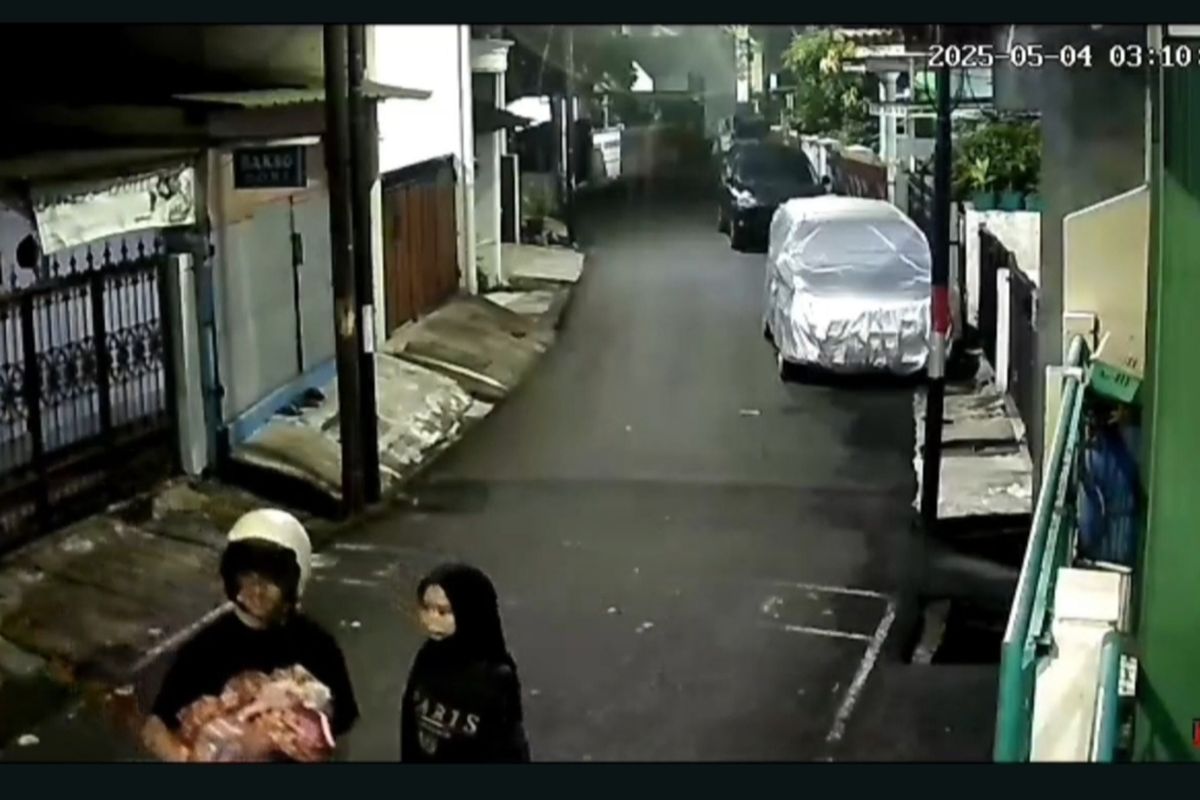 Tangkapan layar CCTV menampilkan yang diduga orangtua bayi mengendap-endap sebelum meletakkan bayi di Pulogadung, Jakarta Timur, Minggu (4/5/2025).