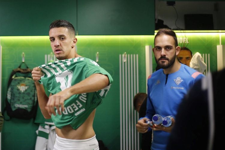 Giuseppe Ricciardi (kanan), ahli nutrisi Real Betis saat menemani para pemain di ruang ganti.