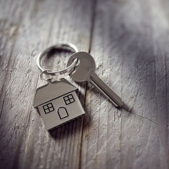 Ilustrasi kunci rumah, simbol mulai memiliki rumah.