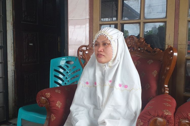 Istri almarhum Serma Rama Wahyudi, Anita (36) saat diwawancarai Kompas.com di rumahnya di  Jalan Garuda Sakti, Desa Karya Indah, Kecamatan Tapung, Kabupaten Kampar, Riau, Rabu (24/6/2020).