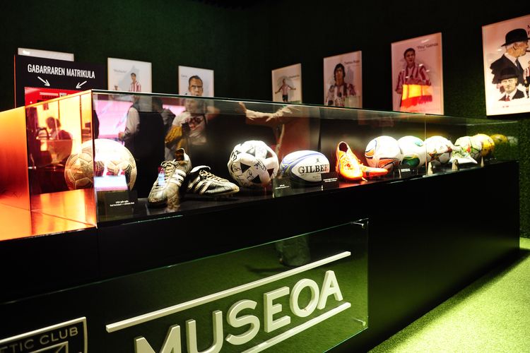 Sejumlah benda historis yang terpajang di museum klub di Stadion San Mames. KOMPAS.com mengunjungi San Mames pada Minggu (4/5/2025).