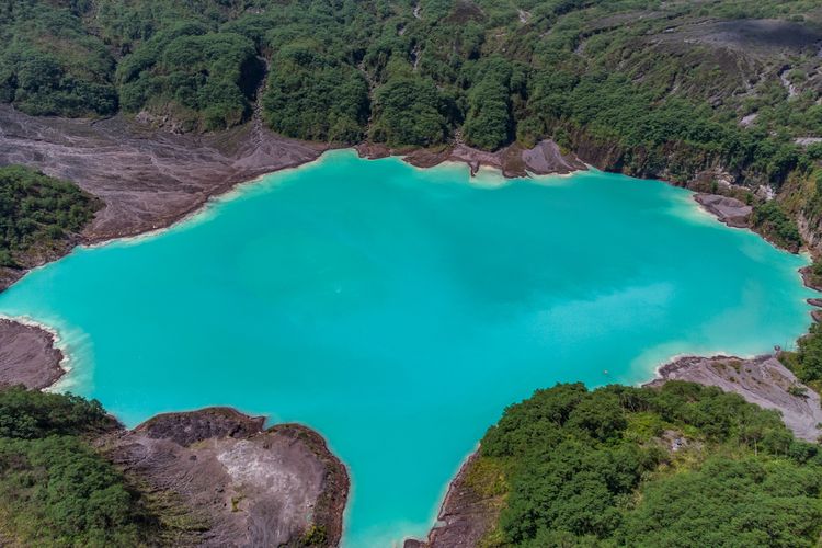 Kawah Gunung Kelud yang berwarna hijau, Kamis (4/8/2022).