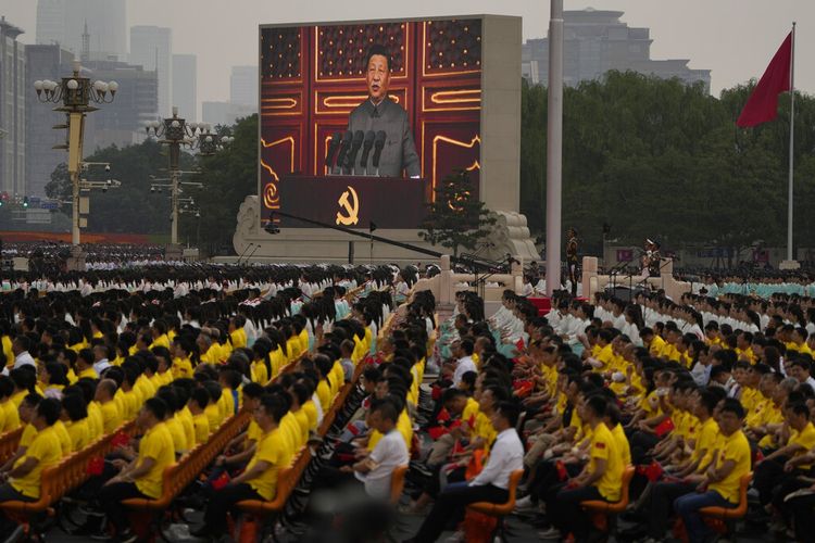 Sebuah layar menunjukkan Presiden China Xi Jinping berbicara selama upacara untuk menandai peringatan 100 tahun berdirinya Partai Komunis China di Lapangan Tiananmen di Beijing, Kamis, 1 Juli 2021. 