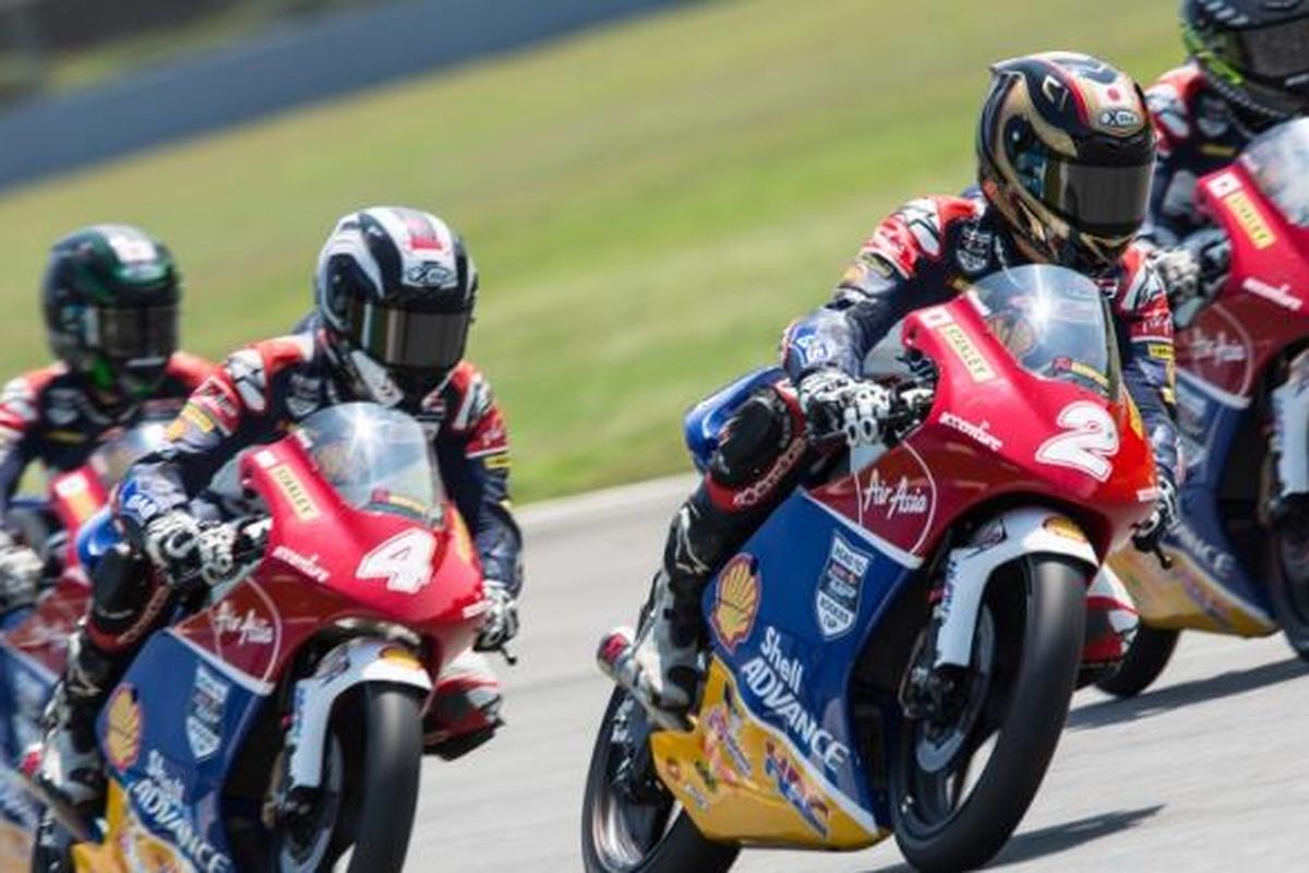 Pebalap Indonesia, Gerry Salim (4), bersaing dengan pebalap lain pada race kedua seri keempat Asia Talent Cup di Sirkuit Zhuhai, China, Minggu (18/9/2016).