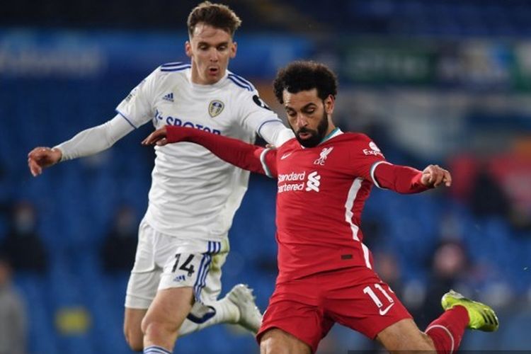 Winger Liverpool, Mohamed Salah (kanan), dibayangi bek Leeds United, Diego Llorente dalam laga pekan ke-32 Liga Inggris antara Leeds United dan Liverpool di Stadion Elland Road, 19 April 2021. 