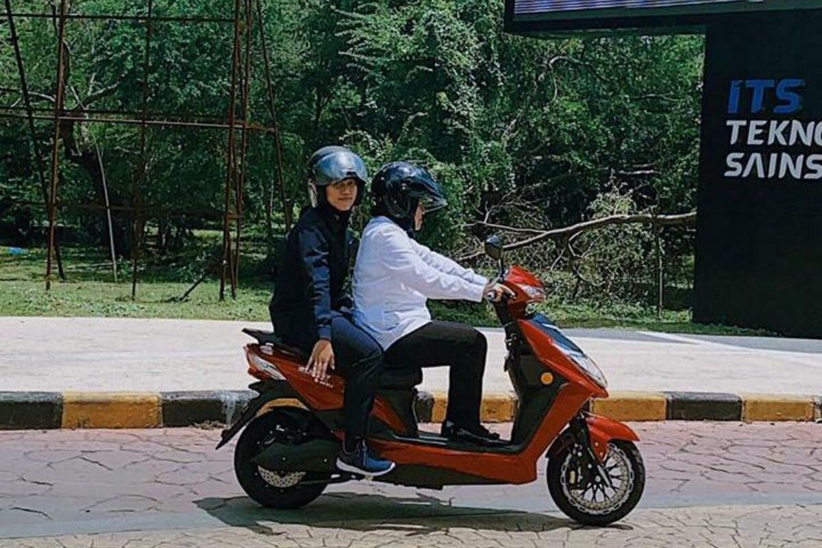 Wali Kota Surabaya Tri Rismaharini membonceng ajudannya mengendarai sepeda motor listrik merek U-Winfly warna merah hitam di Institut Teknologi 10 November (ITS), Surabaya, Jawa Timur, Selasa (25/2/2020).