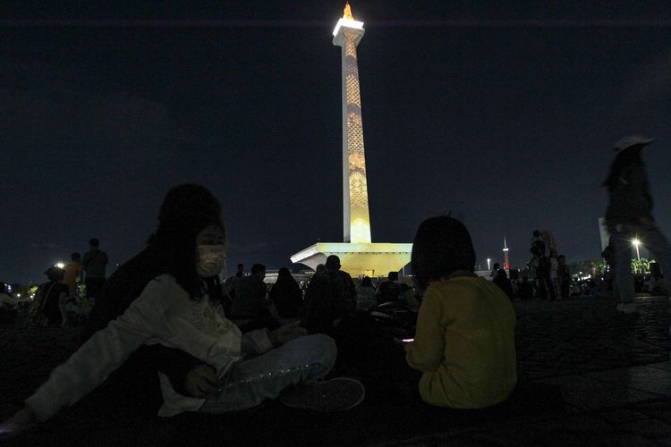Pertunjukan video mapping di Monumen Nasional, Jakarta, Selasa (25/4/2023) malam. Selain atraksi video mapping, pengunjung juga bisa menyaksikan pertunjukan air mancur menari untuk mengisi libur Learan 2023.