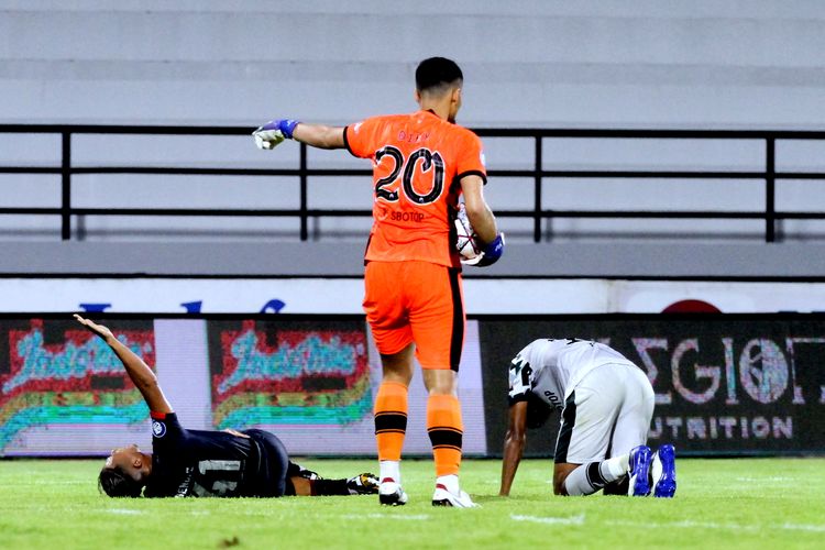 Pemain Arema FC Dendi Santoso (kiri) kesakitan seusai dijatuhkan pemain Persikabo 1973 (kiri) saat pertandingan laga tunda pekan 17 Liga 1 2021-2022 yang berakhir dengan skor 0-0 di Stadion Kapten I Wayan Dipta Gianyar, Bali, Rabu (5/1/2022) malam.