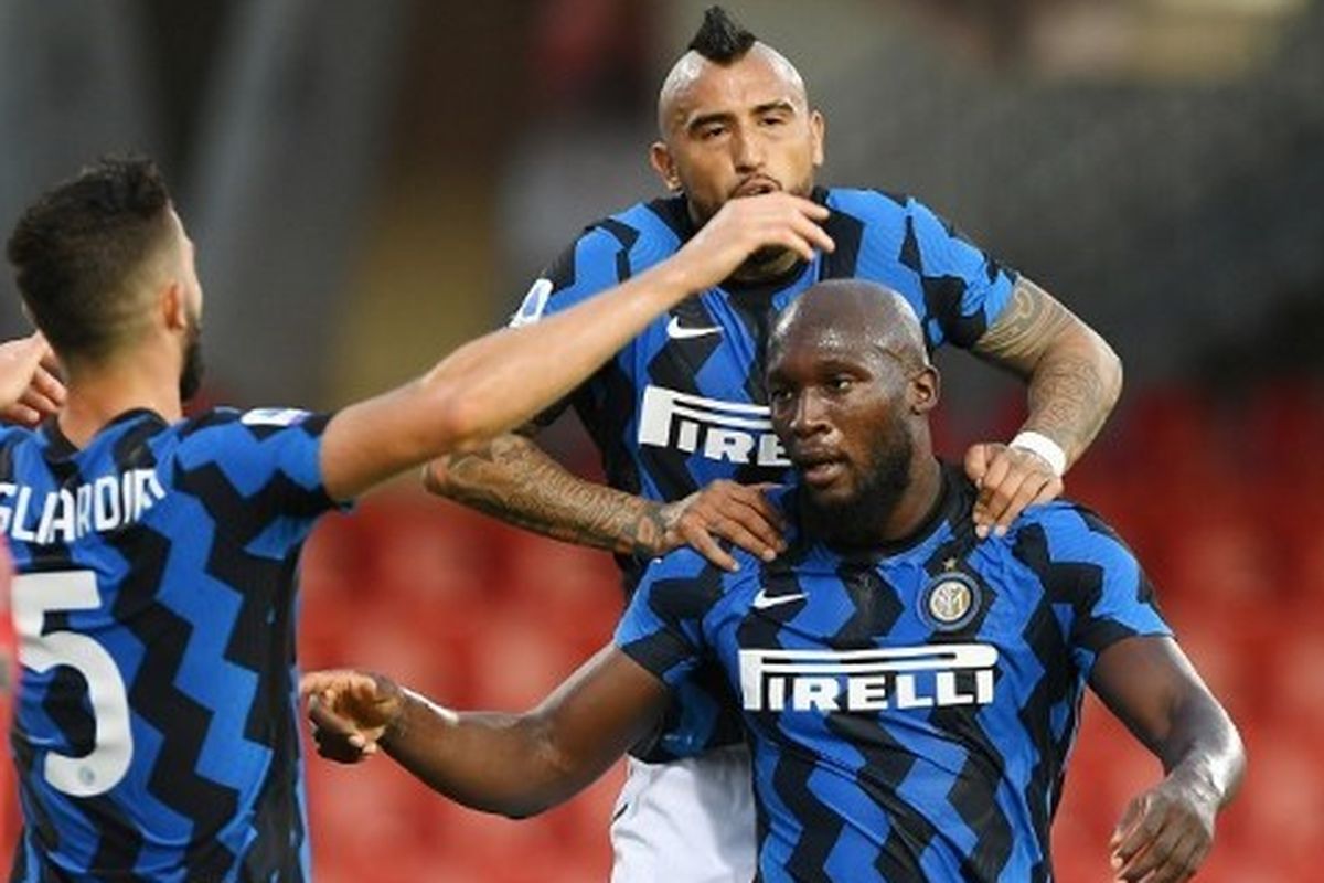 Romelu Lukaku, Arturo Vidal, dan Roberto Gagliardini merayakan gol dalam laga Benevento vs Inter Milan pada partai tunda pekan pertama Liga Italia 2020-2021 yang digelar di Stadion Ciro Vigorito, Rabu (30/9/2020).