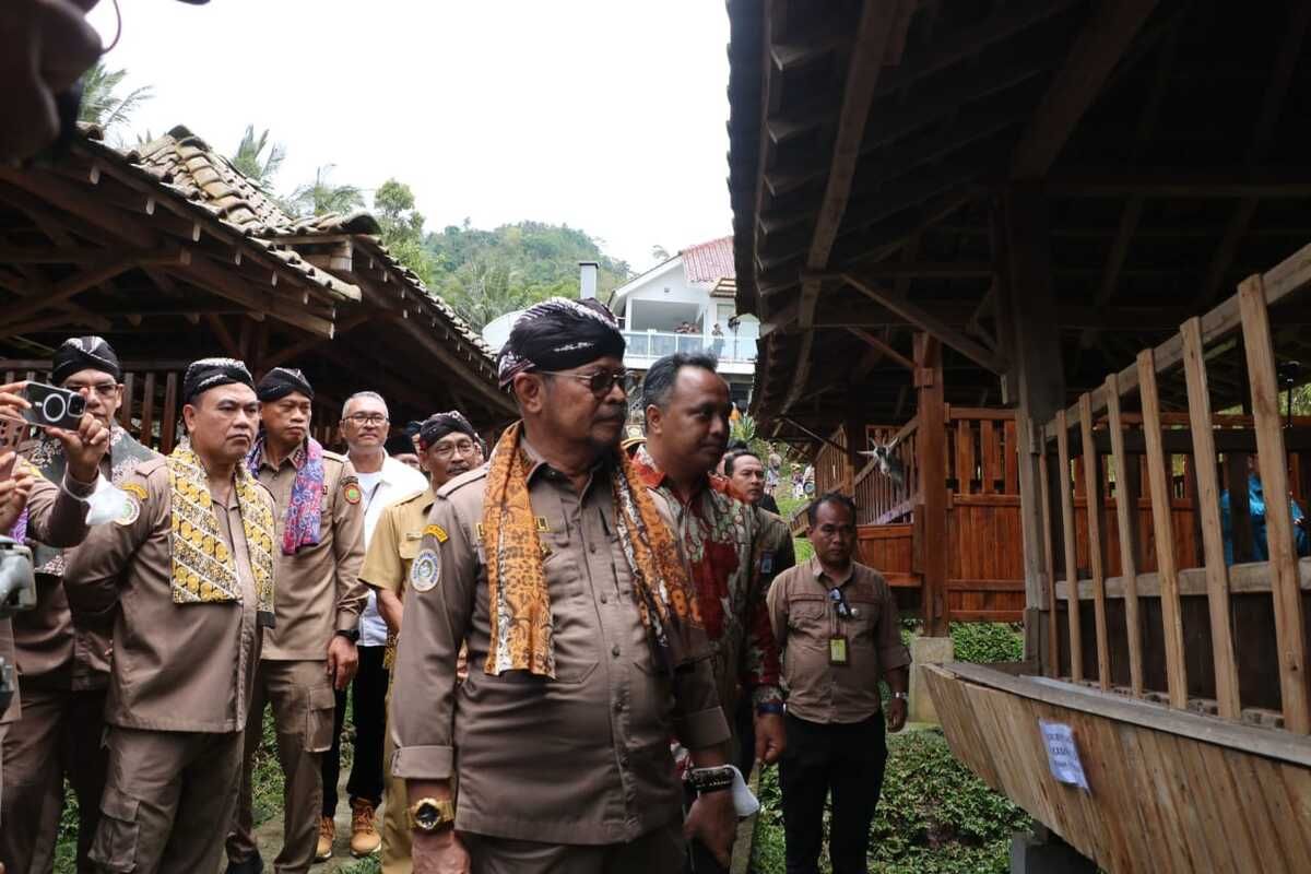 Menteri Pertanian (Mentan) RI, Syahrul Yasin Limpo dalam kunjungan kerja ke peternakan domba dan kambing di Rajendra Farm, Pedukuhan Trayu, Kalurahan Ngargosari, Kapanewon Samigaluh, Kabupaten Kulon Progo, Daerah Istimewa Yogyakarta, Selasa (14/2/2023).