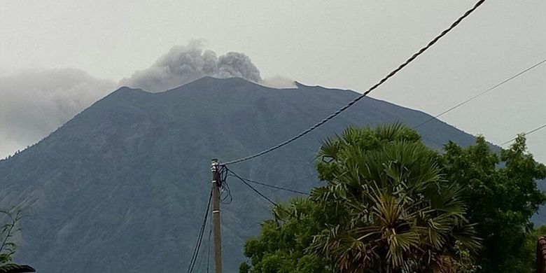 Gunung Agung di Kabupaten Karangasem, Bali, meletus pada Selasa (21/11/2017). Letusan yang terjadi pada pukul 17.05 Wita ditandai dengan asap berwarna kelabu dan abu vulkanik tipis yang membumbung dari puncak kawah dengan tekanan sedang hingga tinggi maksimum 700 meter, dan abu letusan bertiup ke arah timur-tenggara.