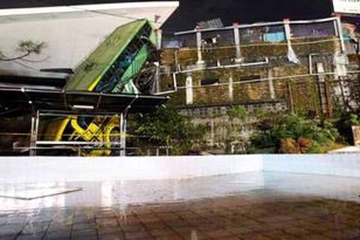 Kecelakaan Bus di Cisarua - Bus Karunia Bakti dengan nomor polisi Z 7519 DA dari arah Bandung menuju Bogor terjun ke halaman sebuah vila setelah menabrak sejumlah kendaraan lain dan kios kakilima pedagang makanan di Cisarua, Bogor, Jawa Barat, Jumat (10/2/2012). Peristiwa kecelakaan yang terjadi sekitar pukul 18.00 ini menewaskan 13 orang. Peristiwa ini diduga rem blong saat bus tersebut melaju dengan kecepatan tinggi di jalan turunan.