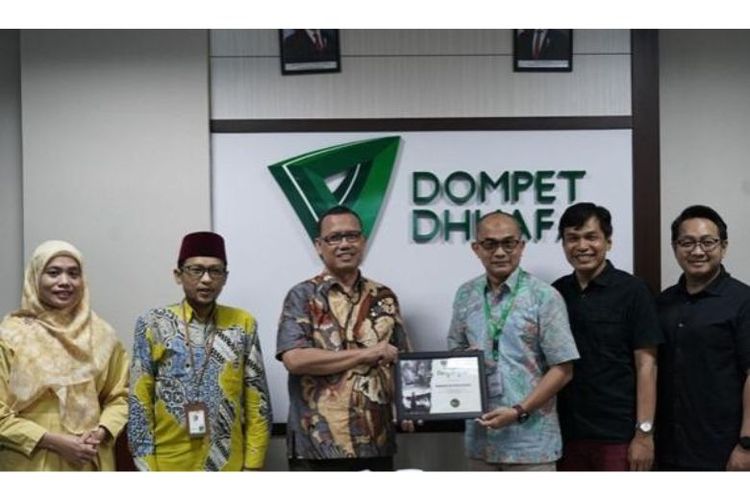 Silaturahmi ke Kantor Dompet Dhuafa di Philanthropy Building, Jakarta Selatan, Komunitas Provokas! menyalurkan donasi kemanusian sebesar Rp 76.306.955 pada Senin (20/1/2025). Donasi kemanusiaan tersebut, terhimpun hasil penjualan tiket pertunjukan Teater ?Hanoman Mencari Cinta? yang selain menghibur, juga memiliki misi sosial untuk menggalang dana bagi pendidikan anak-anak kurang mampu.