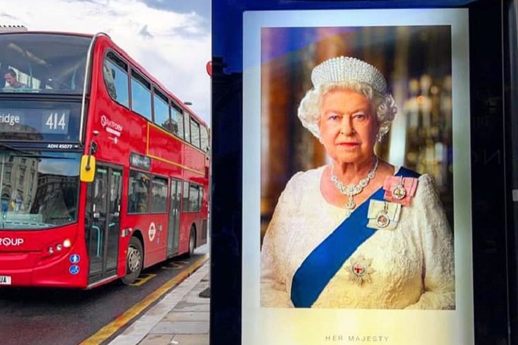 Foto Ratu Inggris Elizabeth II yang mangkat Kamis (8/9/2022) waktu setempat terlihat terpasang di halte bus di dekat stasiun Tube South Kensington, London Barat Daya, Jumat (9/9/2022). Masa berkabung Inggris akan berlangsung hingga tujuh hari setelah pemakaman yang belum diumumkan tanggal pastinya.