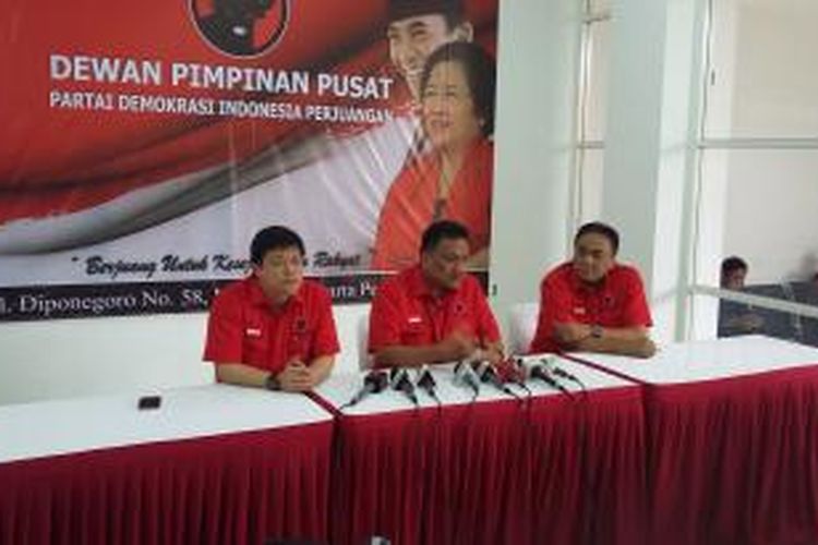 Konferensi pers Ketua Fraksi PDI-P Olly Dondokambey di Kantor DPP PDI-P, Jalan Diponegoro, Jakarta Pusat, Kamis (17/9/2015).