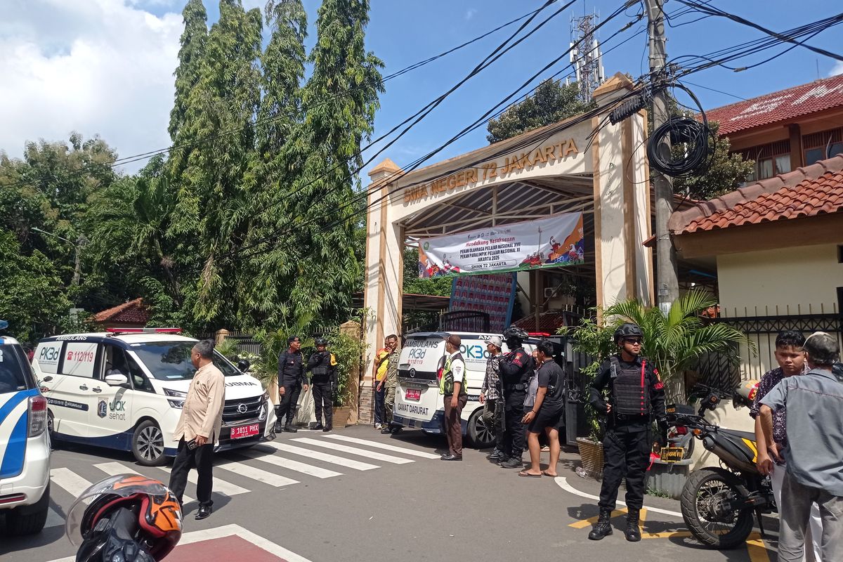 Terjadi ledakan di SMAN 72 Jakarta Utara pada Jumat (7/11/2025) siang. Ledakan itu menimbulkan tujuh korban luka-luka. Ledakan terjadi di area masjid saat shalat Jumat berlangsung.