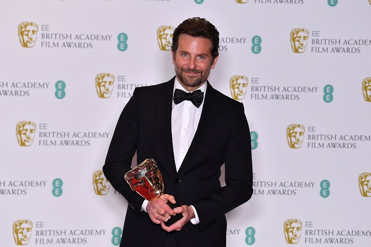 Aktor dan sutrada asal Amerika Serikat Bradley Cooper berpose dengan trofi Best Original Music untuk film A Star Is Born di BAFTA British Academy Film Awards yang digelar di Royal Albert Hall, London, Inggris, Minggu 10/2/2019). 