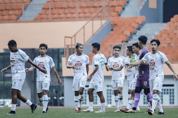 Skuad PS Sleman saat uji coba melawan tim Munial Sport Group (MSG) di Stadion Wibawa Mukti, Cikarang, Kabupaten Bekasi, Jawa Barat, Selasa (15/6/2021), sore. 
